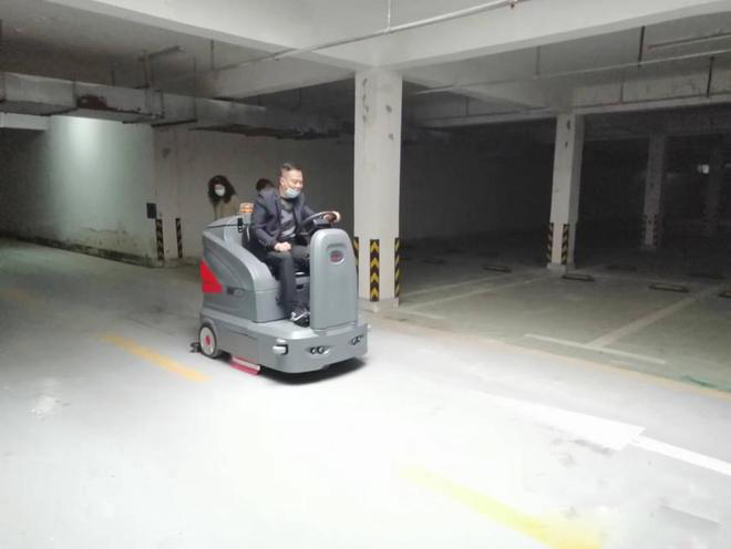 虹口小区物业保洁不用人力改用驾驶式洗地机了